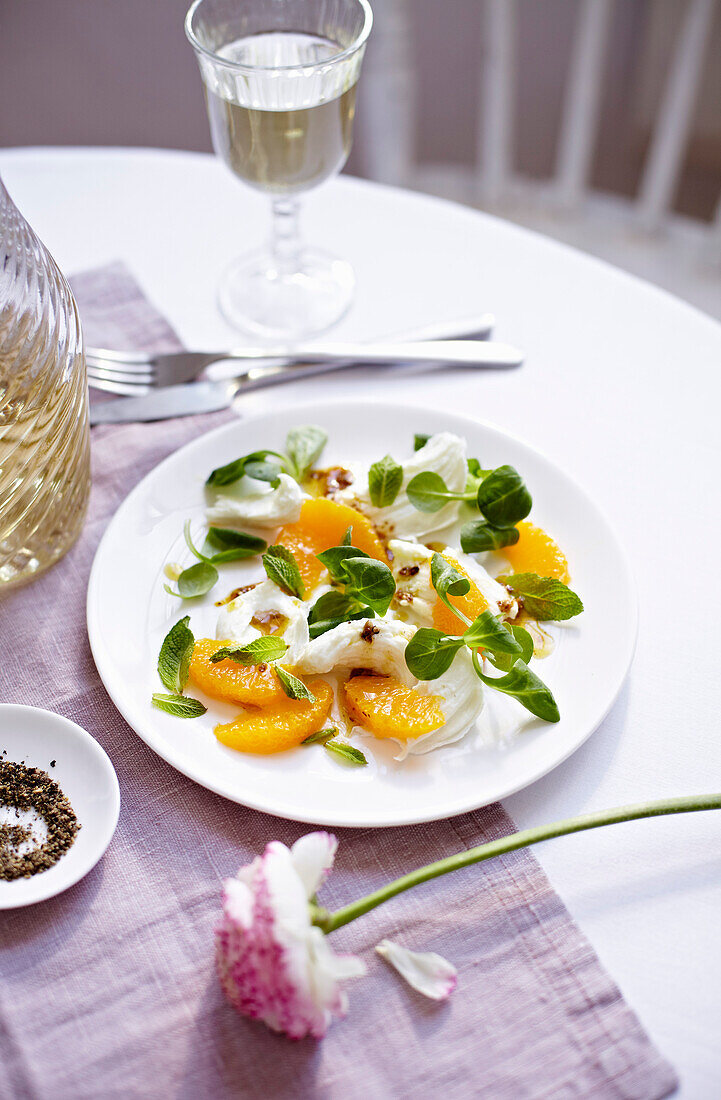 Mozzarella-Orangen-Salat mit Koriandersamen-Dressing