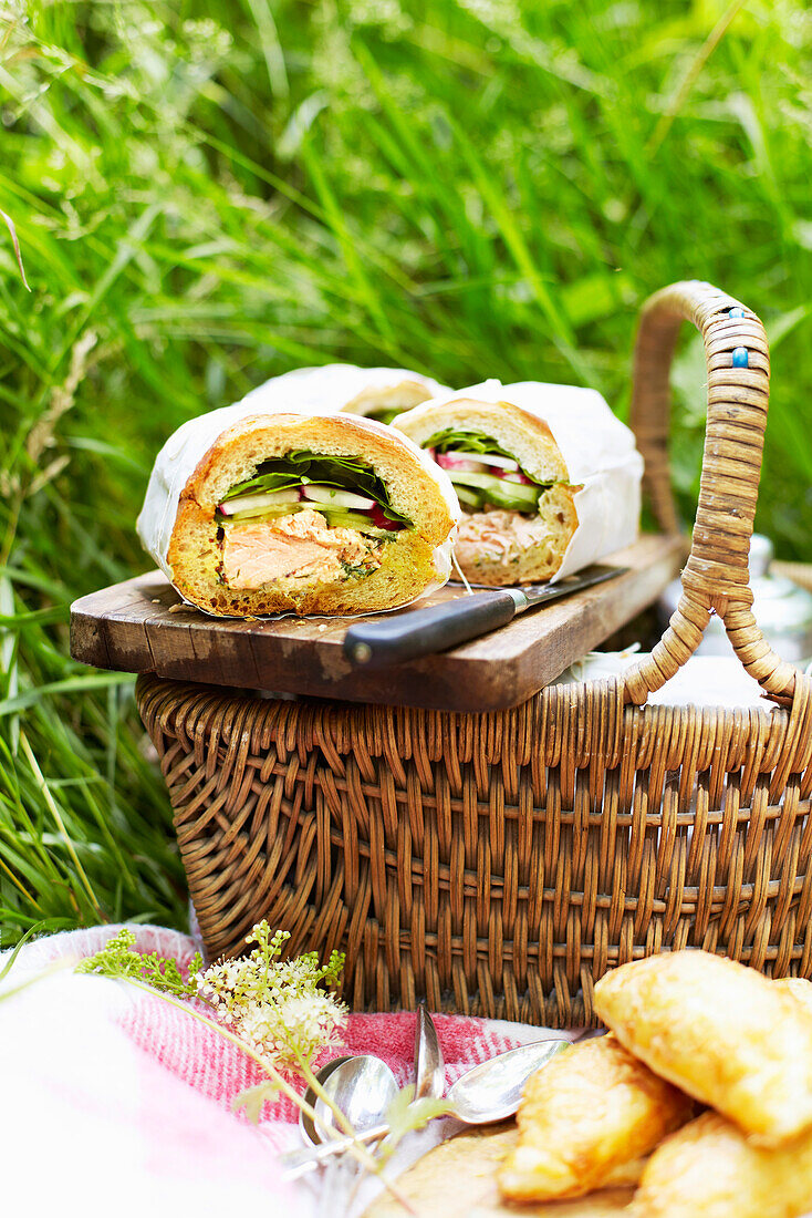 Gefülltes Picknickbrot mit heißgeräuchertem Lachs