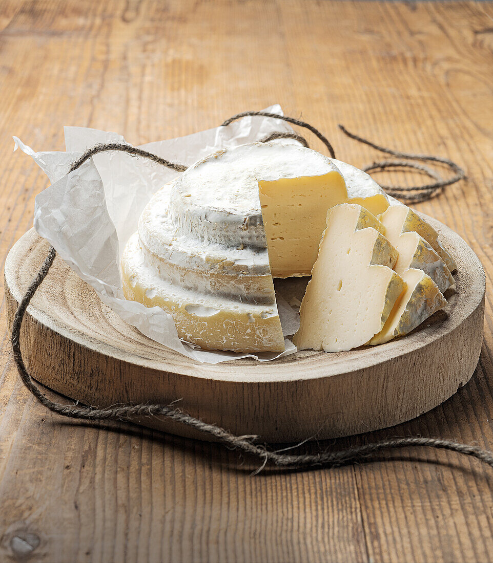 Montebore (Italienischer Käse in dreistufiger Pyramidenform)