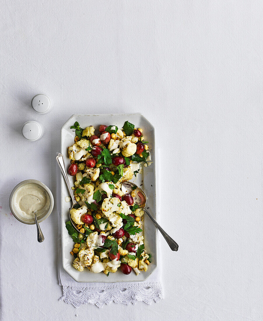 Salat mit geröstetem Blumenkohl, Trauben und Buttermilch-Dressing