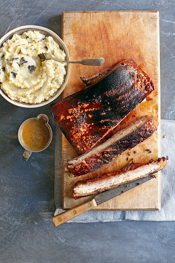 Slow-roasted Schweinebauch mit Blutwurstpüree und Senf-Sauce