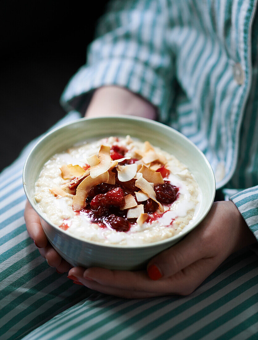 Gewürztes Kokos-Porridge mit Cranberry-Orangen-Kompott