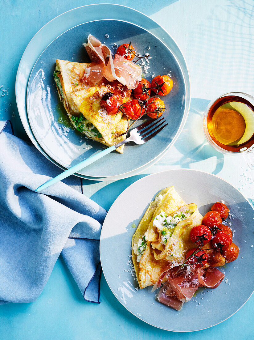 Crepe mit Frischkäse-Kräuter-Füllung, gerösteten Tomaten und Schinken