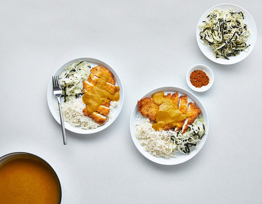 Hähnchen-Katsu-Curry serviert mit Reis