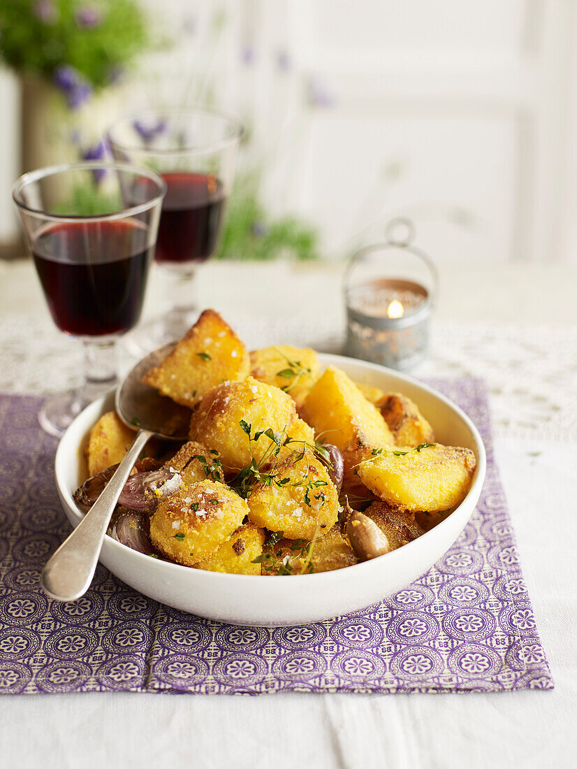 Grieß-Bratkartoffeln mit Knoblauch und Thymian