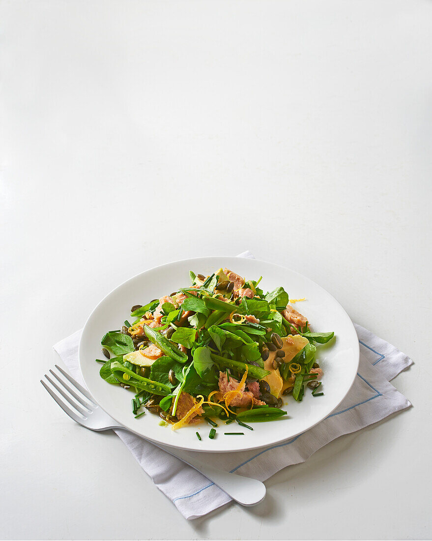 Salad with tuna, sugar snap peas and avocado