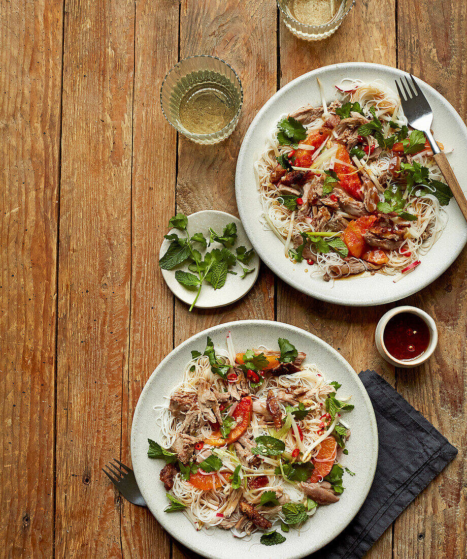 Knuspriger Reisnudelsalat mit Ente und Blutorangen