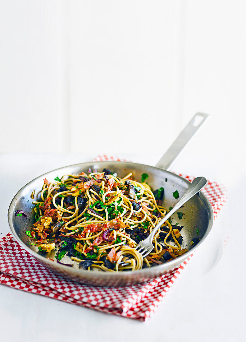 Spaghetti with garlic mushrooms and prosciutto