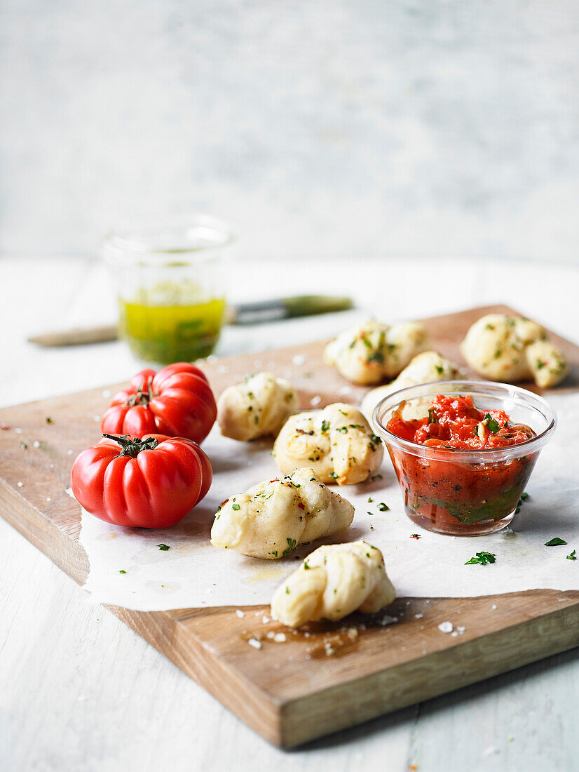 Pizza knots with classic tomato sauce