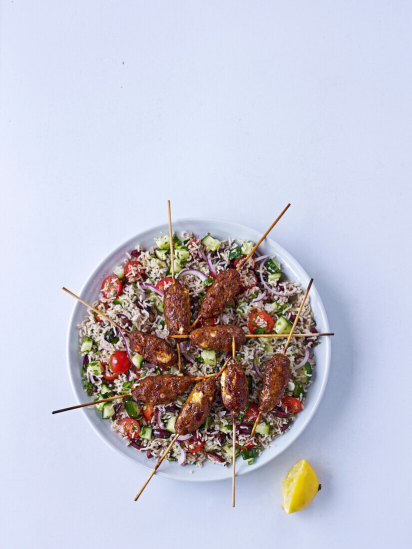 Würzige Lamm-Feta-Spieße mit griechischem Naturreissalat