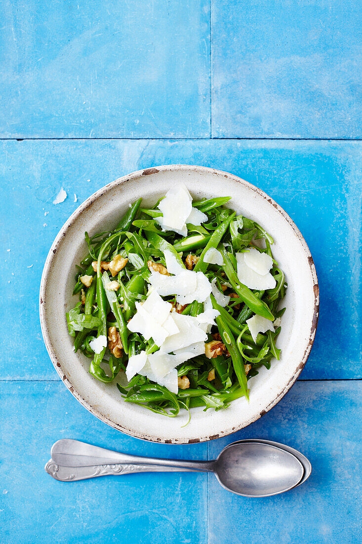 String beans with rocket and Parmesan cheese