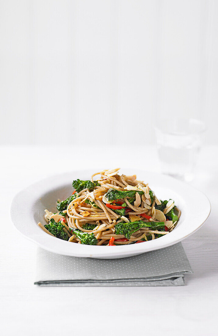 Wholemeal pasta with broccoli and almonds