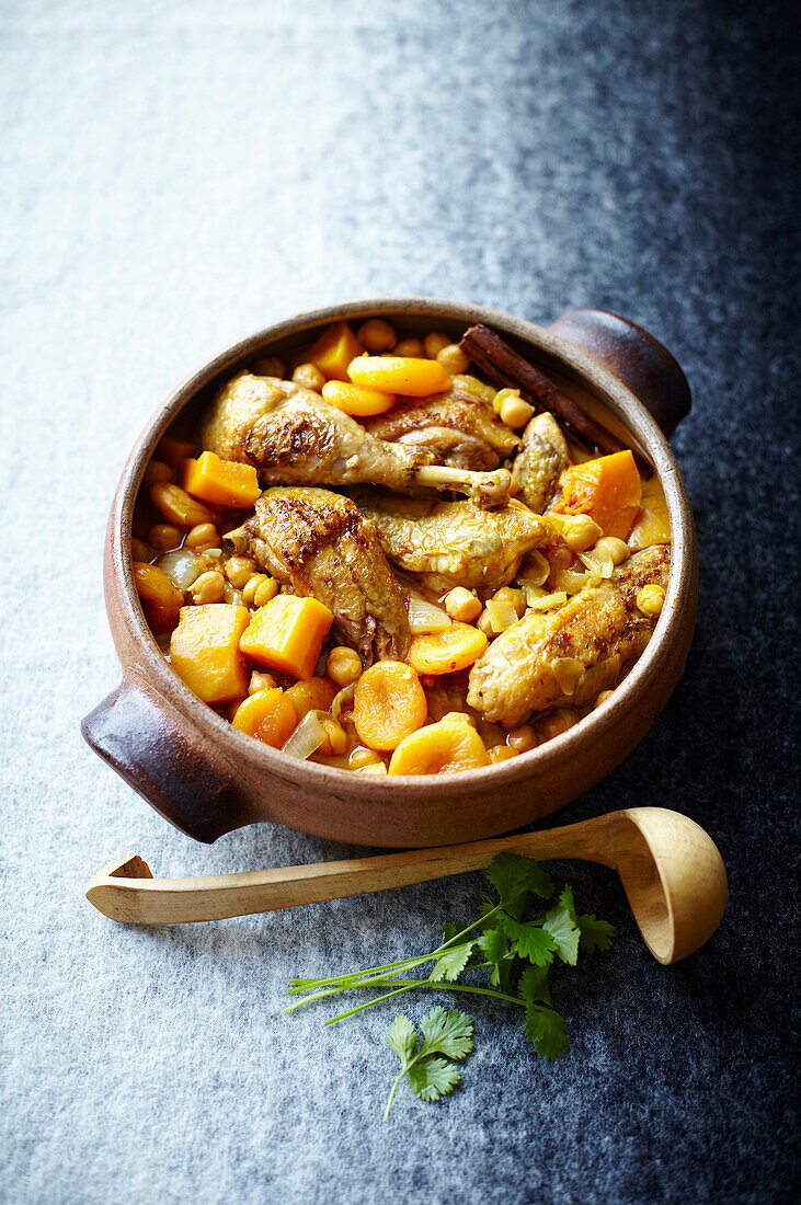 Perlhuhn-Tajine mit Kichererbsen, Kürbis und getrockneten Aprikosen