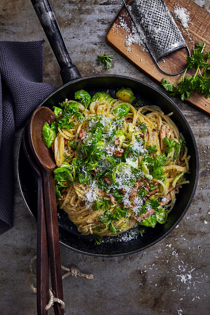 Spaghetti mit Rosenkohl, Speck, Parmesan und Petersilie