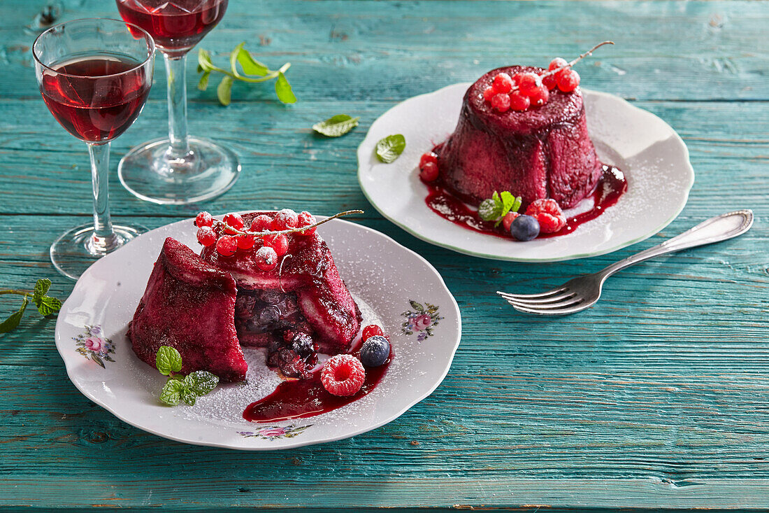 Glühwein-Küchlein mit Beeren