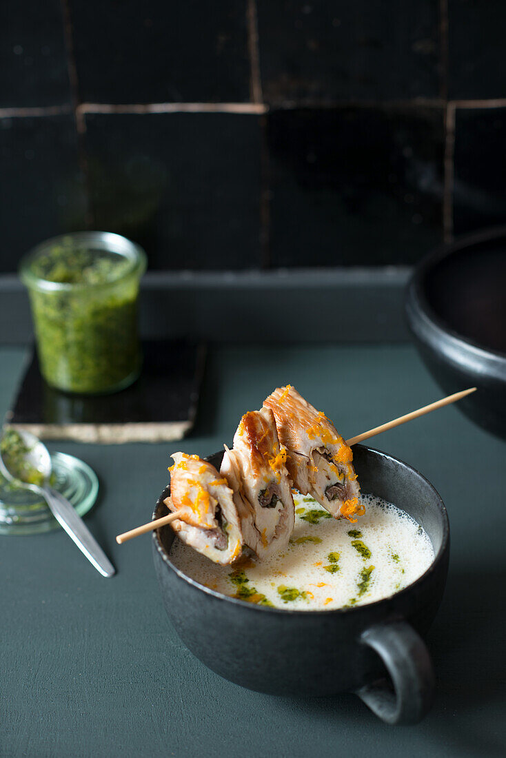 Orangen-Selleriesuppe mit Involtini-Spieß