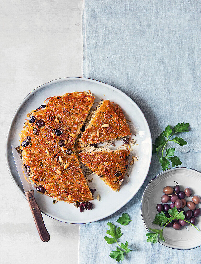 Vermicelli-Frittata mit Oliven, Kapern, Rosinen und Sardellen