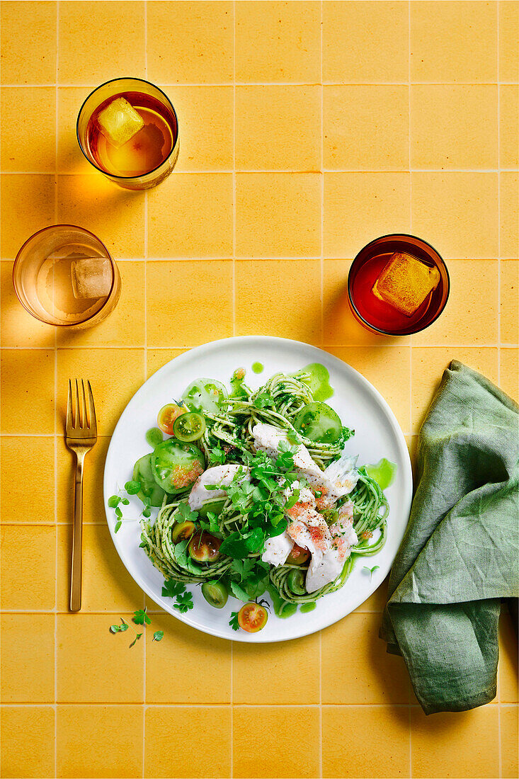 Spaghetti mit Fisch, Kaviar, grünen Tomaten und Kräutern