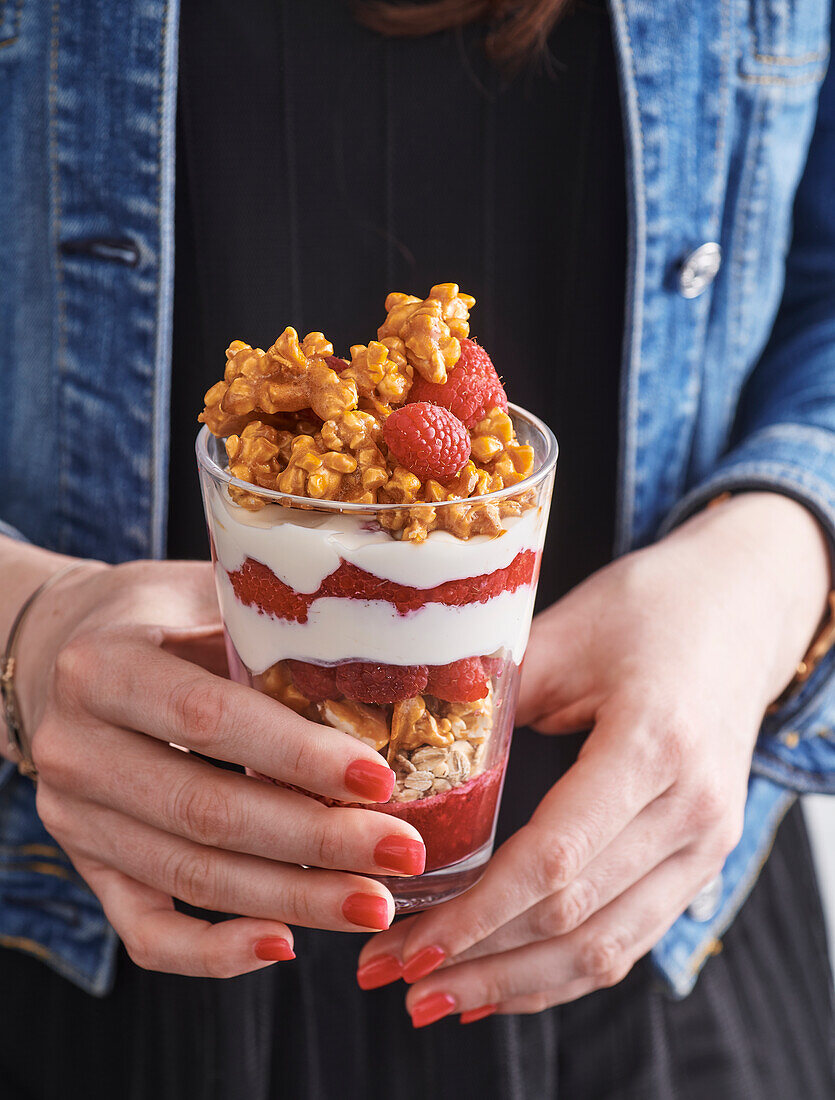 Müsli-Popcorn-Trifle mit Himbeeren