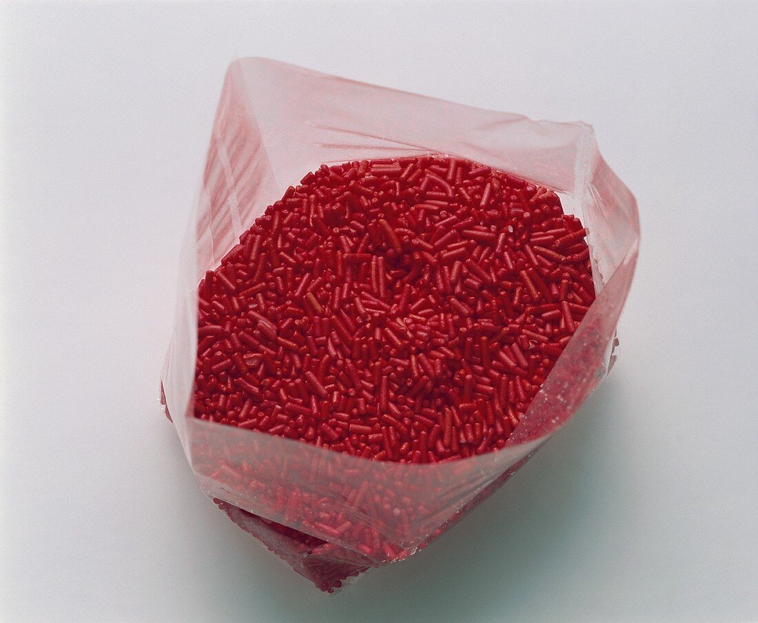 Rote Deko-Streusel im Plastiktütchen