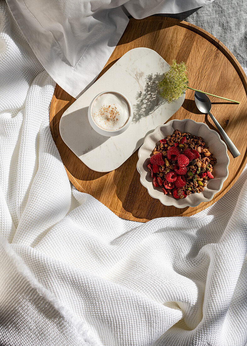 Frühstück im Bett - Beerenmüsli mit Kaffee