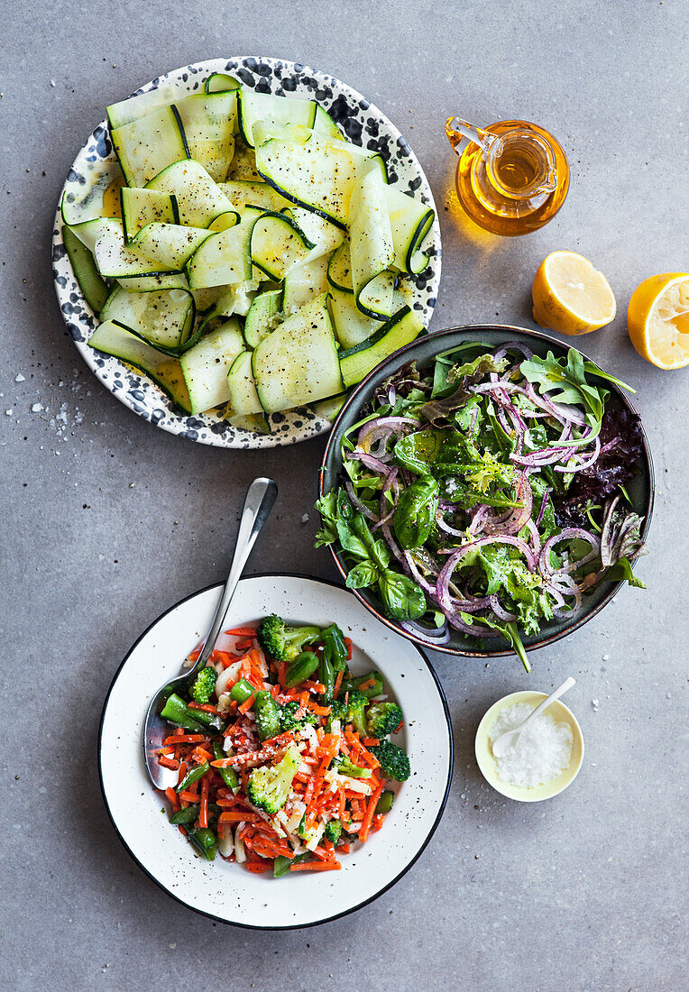 Zoodle-Salat, Gemüsesalat mit gegartem Gemüse und grüner Blattsalat mit Zwiebeln