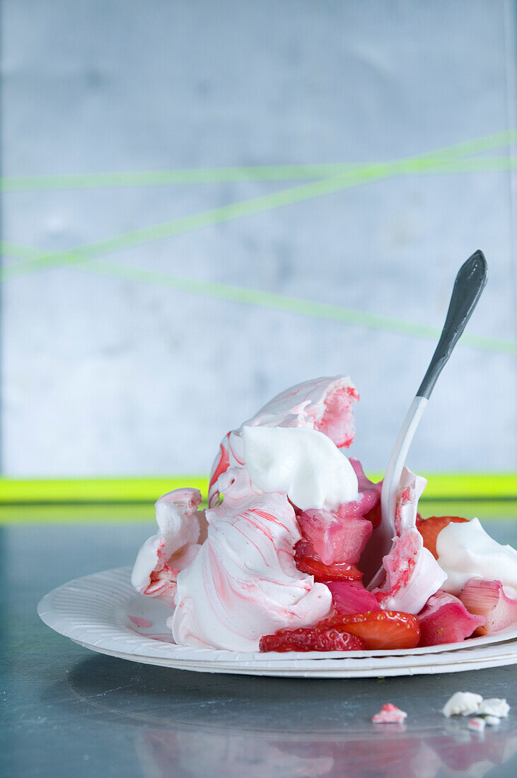 Erdbeeren und Rhabarber mit Baiser