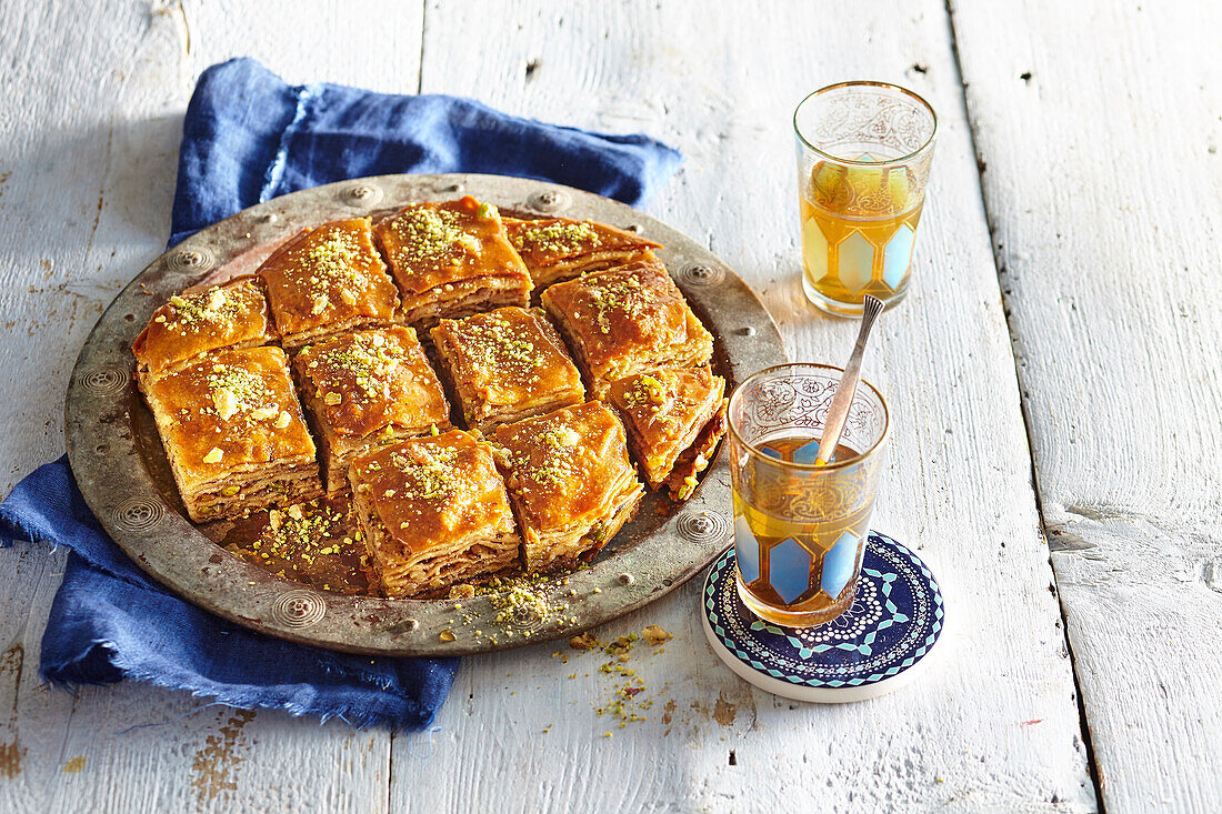 Baklava serviert mit Tee in Gläsern