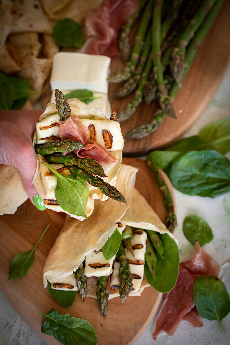 Crêpes with halloumi, green asparagus, ham and spinach leaves