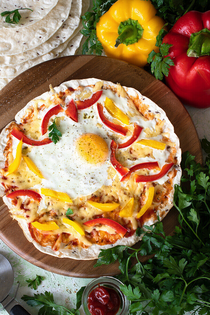 Tortilla mit Spiegelei und Paprikastreifen