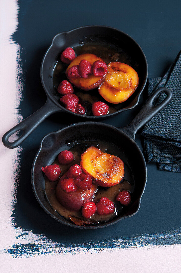 Beschwipste Pfirsiche mit Himbeeren aus der Pfanne