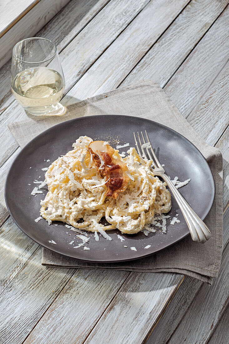 Tonnarelli mit Käsesauce und Speck (Latium, Italien)