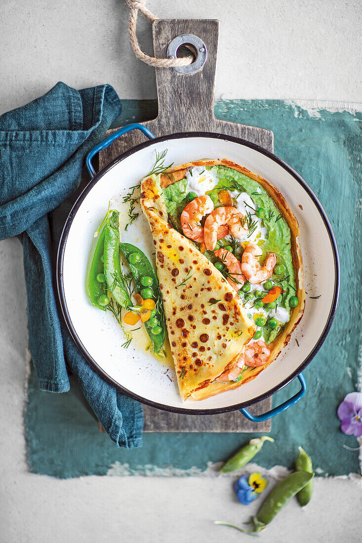 Crêpe mit Stracciatella-Käse, Erbsen und Garnelen