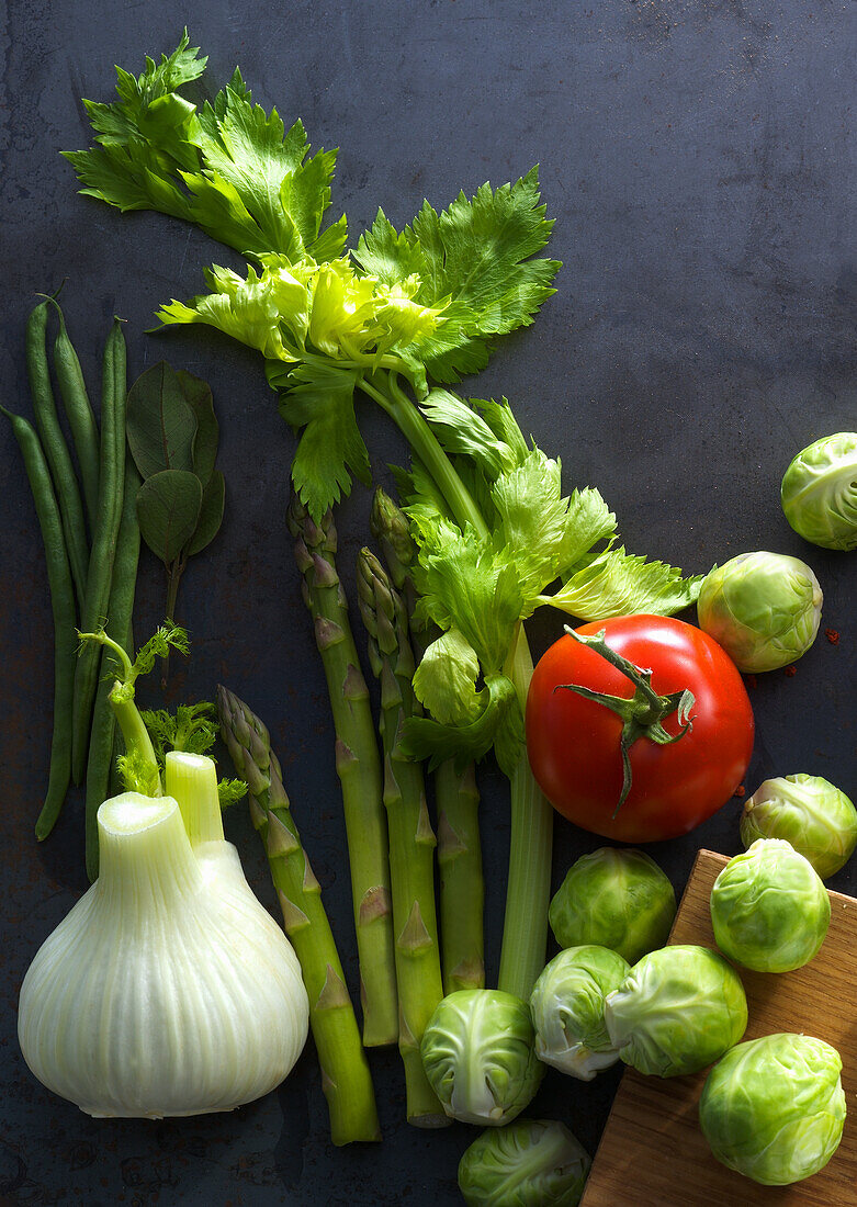 Gemüsestillleben mit Bohnen, Fenchel, grüner Spargel, Stangensellerie, Tomate und Rosenkohl