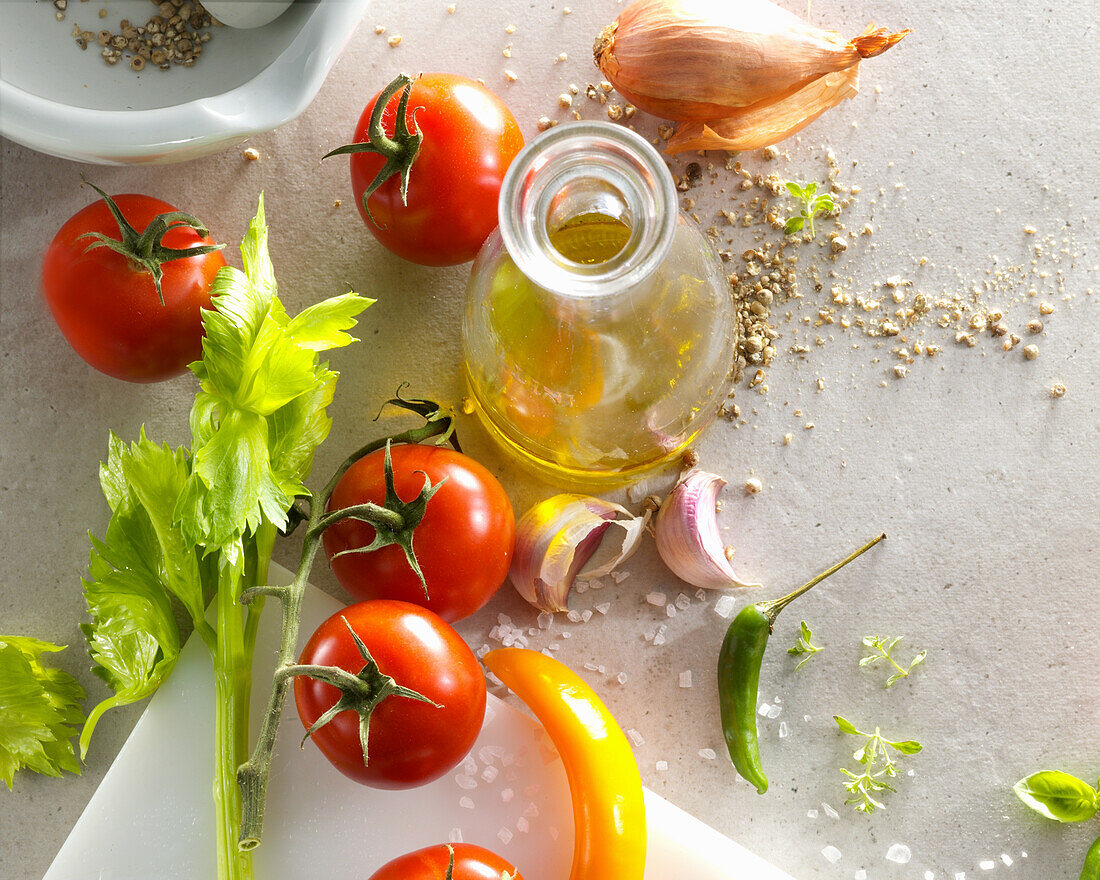 Stillleben mit Saucenzutaten