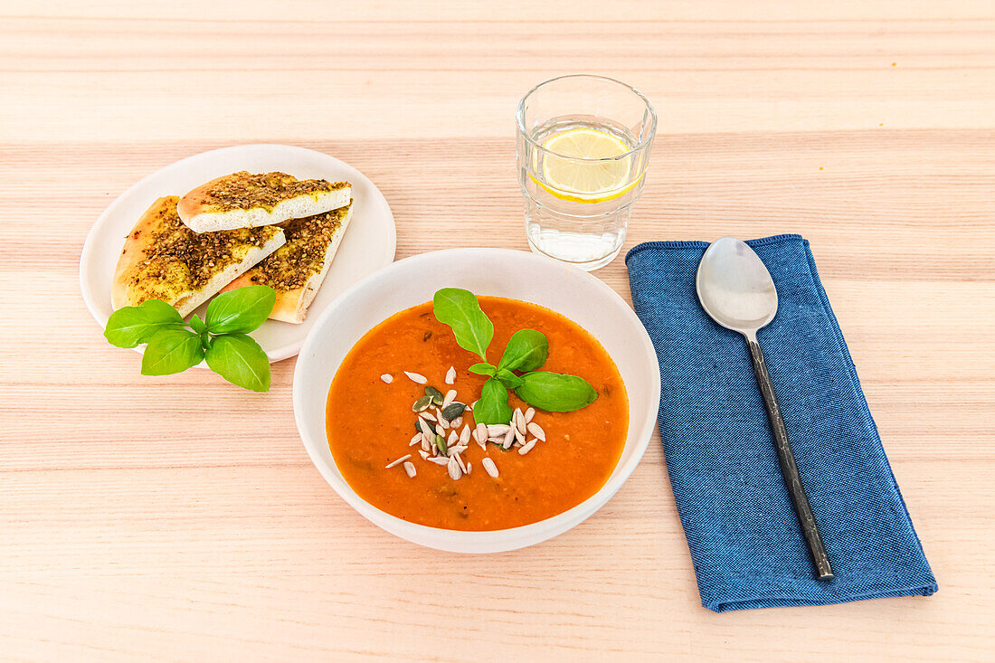 Geröstete Tomatensuppe mit Zaatar-Fladenbrot