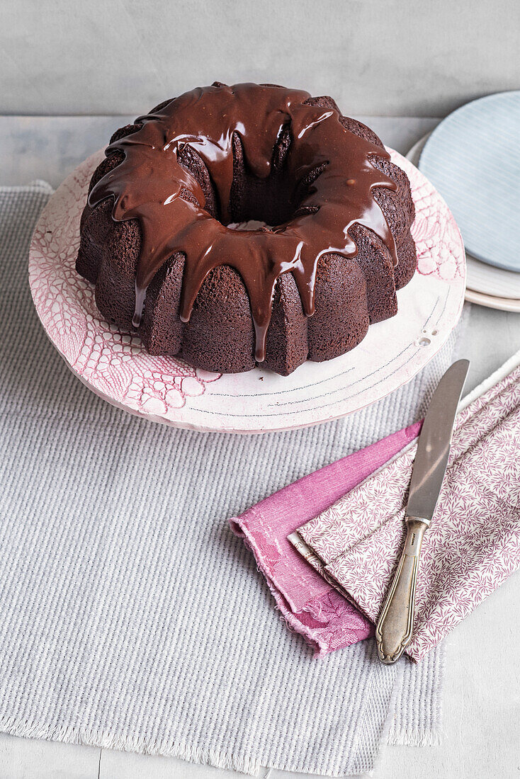 Schokoladen-Bundt Cake mit Marmeladenfüllung