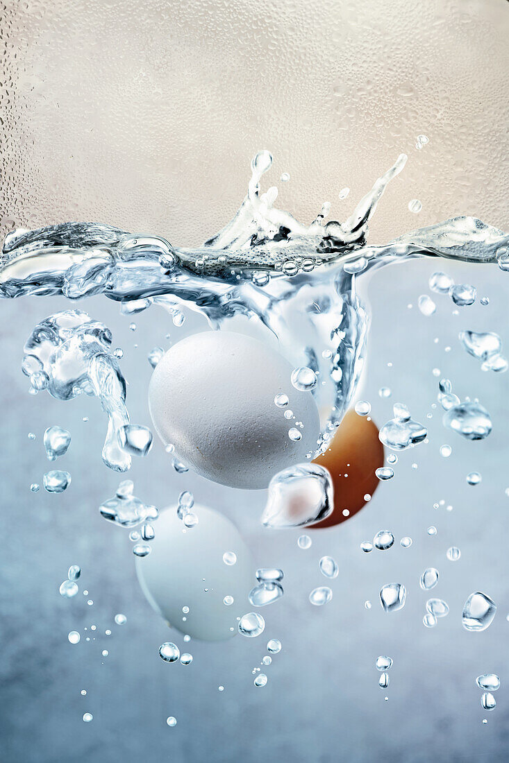 Eier fallen in kochendes Wasser