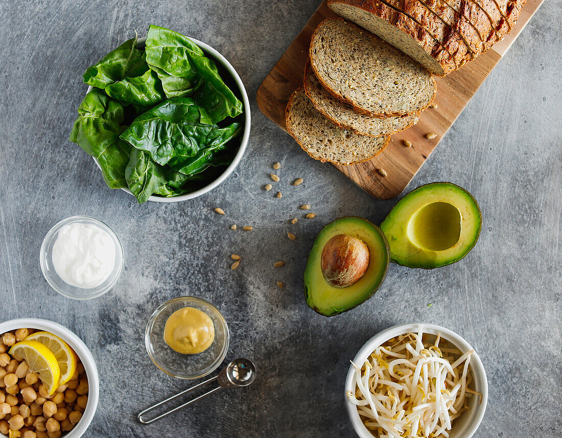 Brot, Kichererbsen, Salat, Avocado und Sprossen