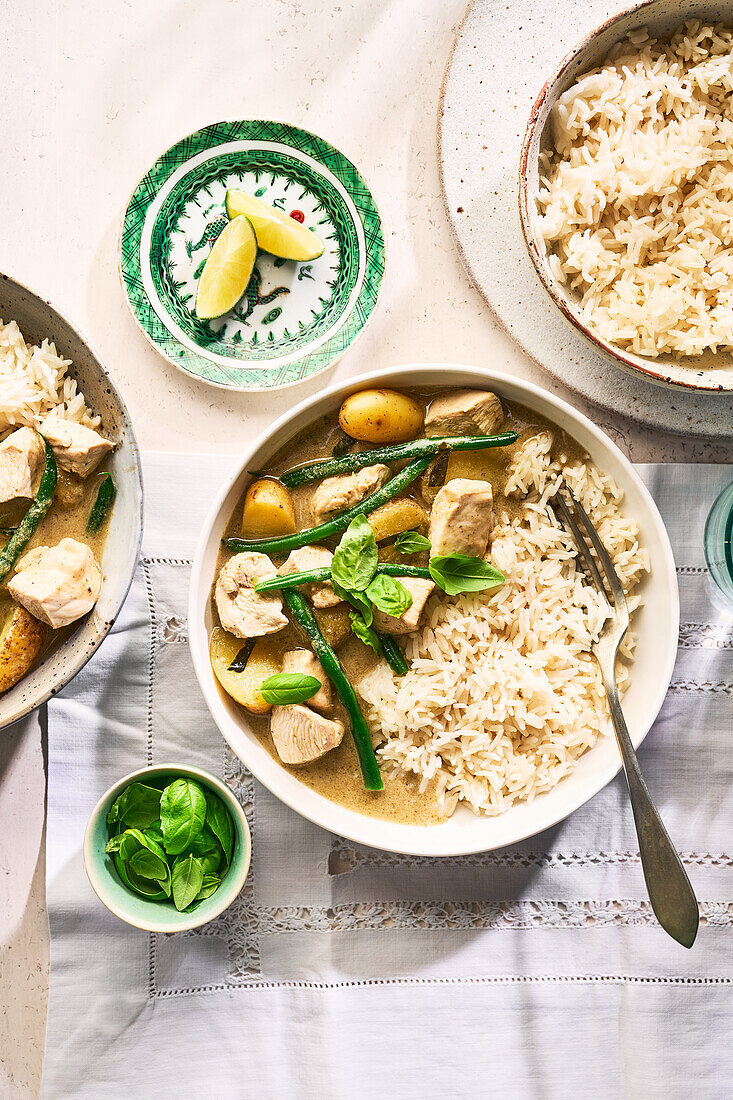Green Thai curry with chicken, potatoes and beans