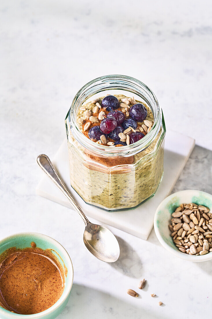 Overnight Oats mit Heidelbeeren und Sonnenblumenkernen