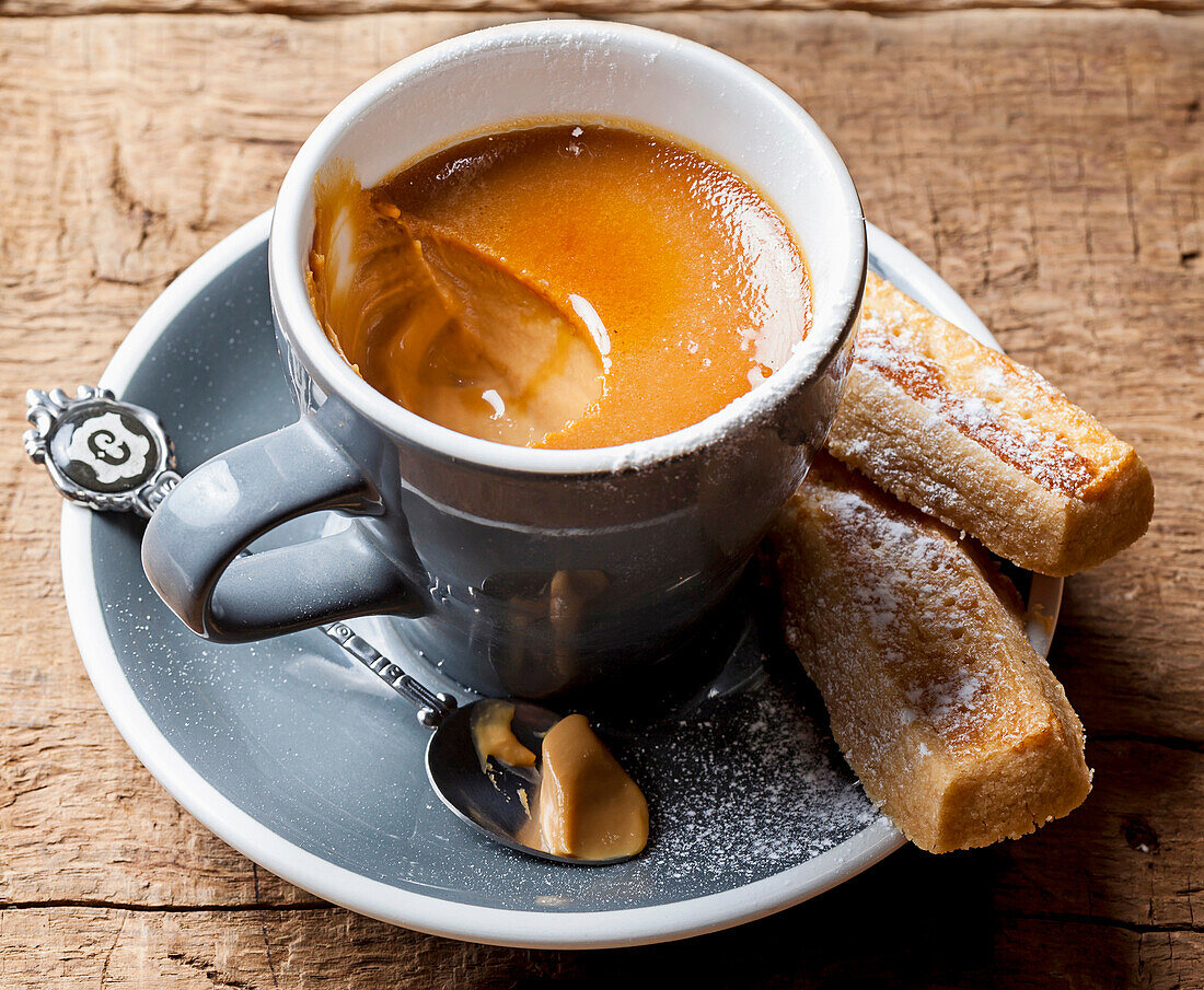 Karamelltöpfchen mit gesalzenem Shortbread