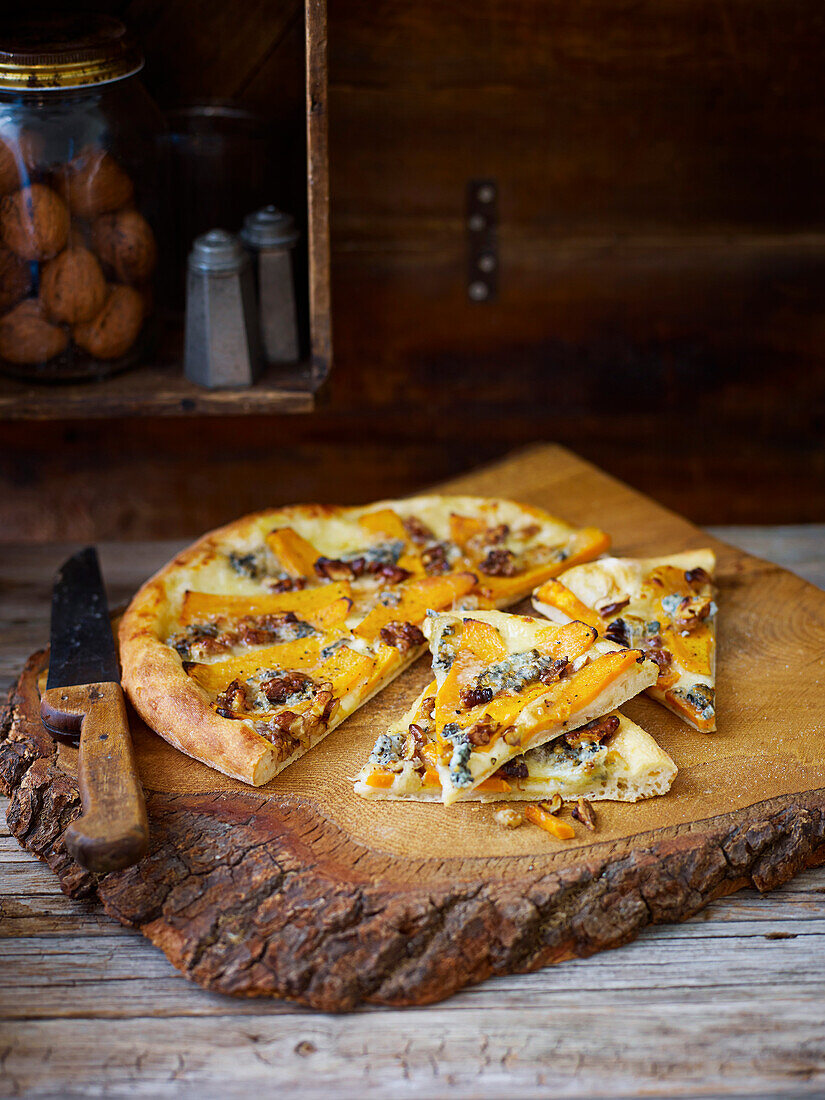 Pizza mit Süßkartoffeln, Gorgonzola und Walnüssen