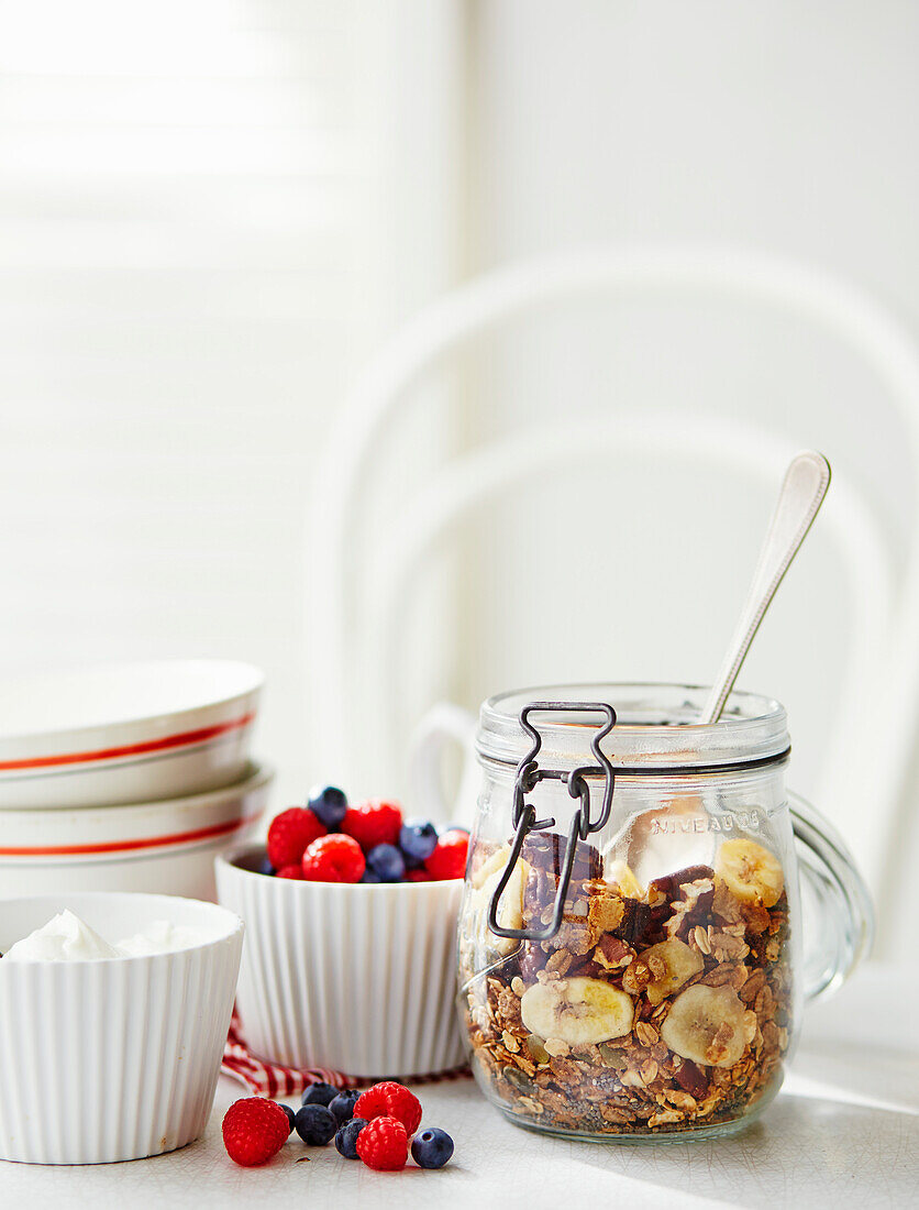 Granola mit Banane und Ahornsirup