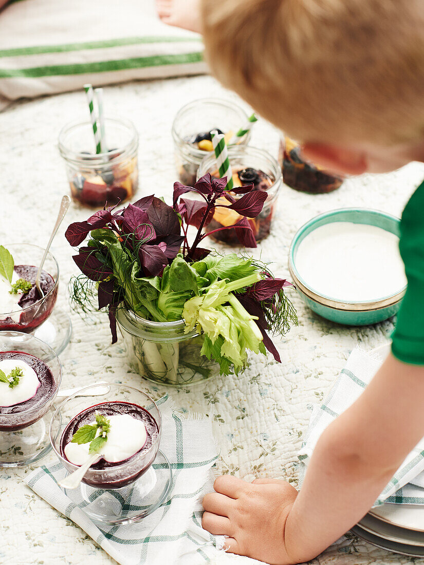 Gemüsebouquet mit Dip, Desserts und Fruchtcocktails fürs Picknick