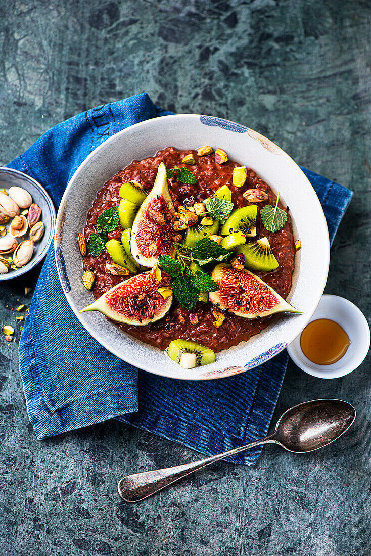 Chocolate rice pudding with kiwi and figs
