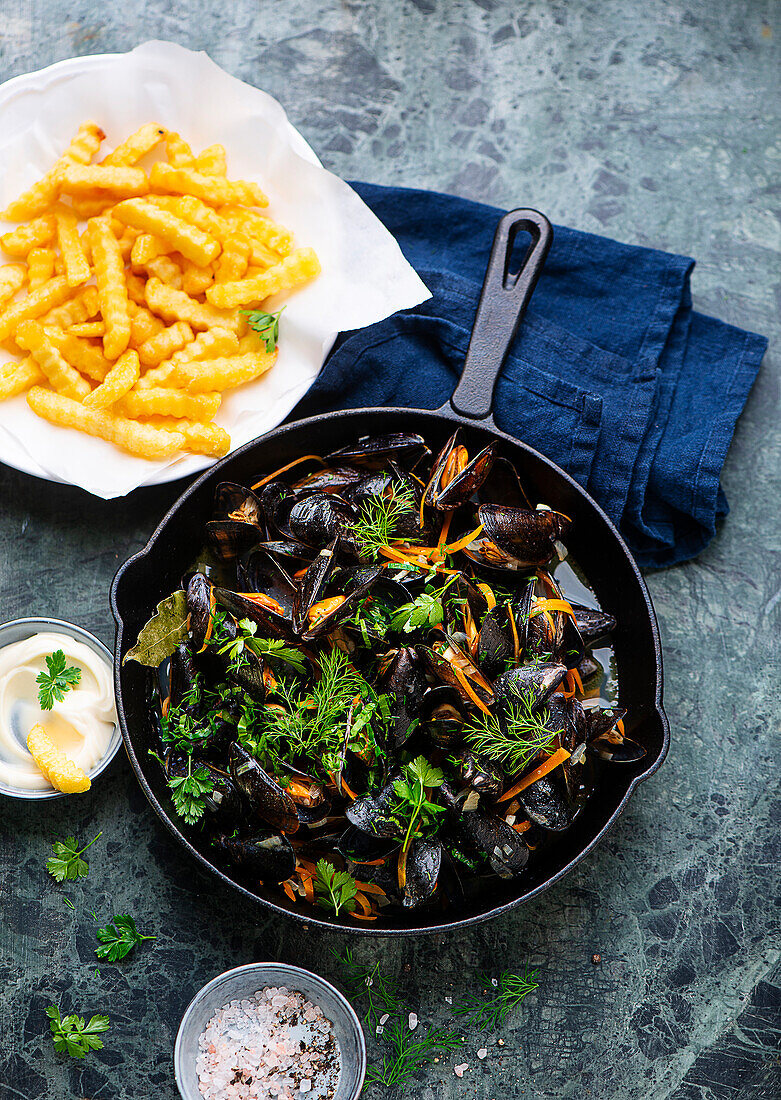 Fresh mussels with garnish