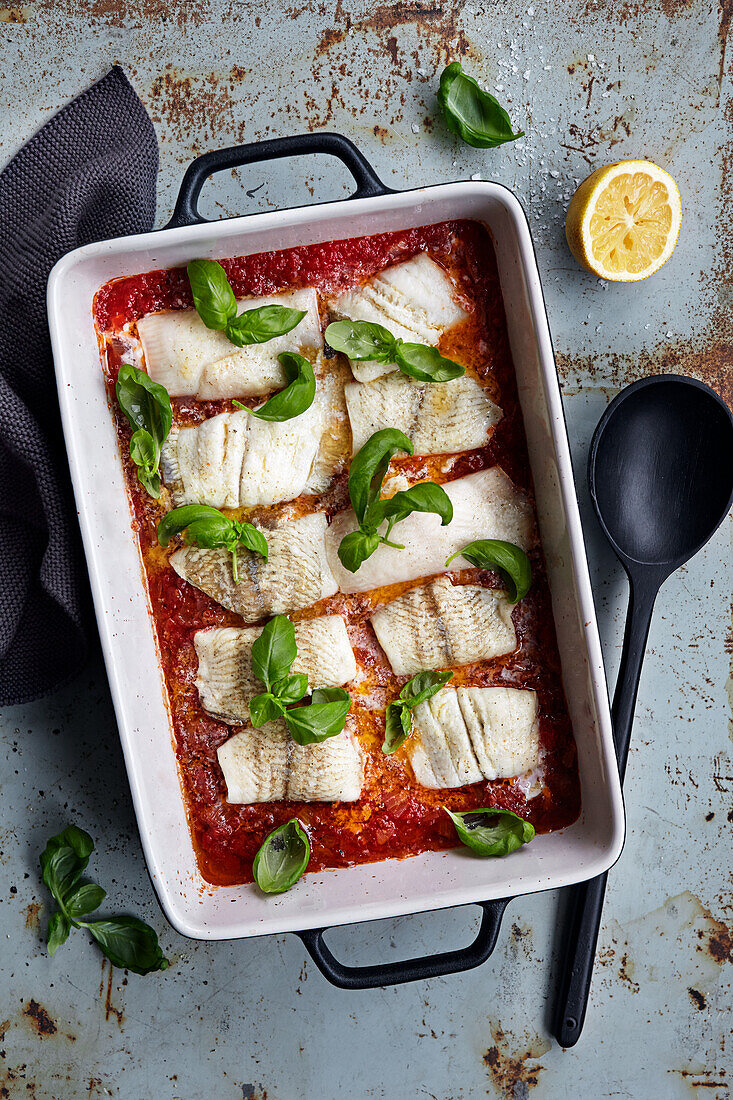 Ofengebackener Fisch mit Tomaten und Basilikum