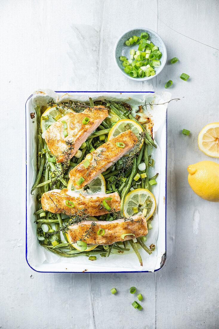 Marinierter Lachs mit grünen Bohnen, Lauchzwiebeln und Zitronen