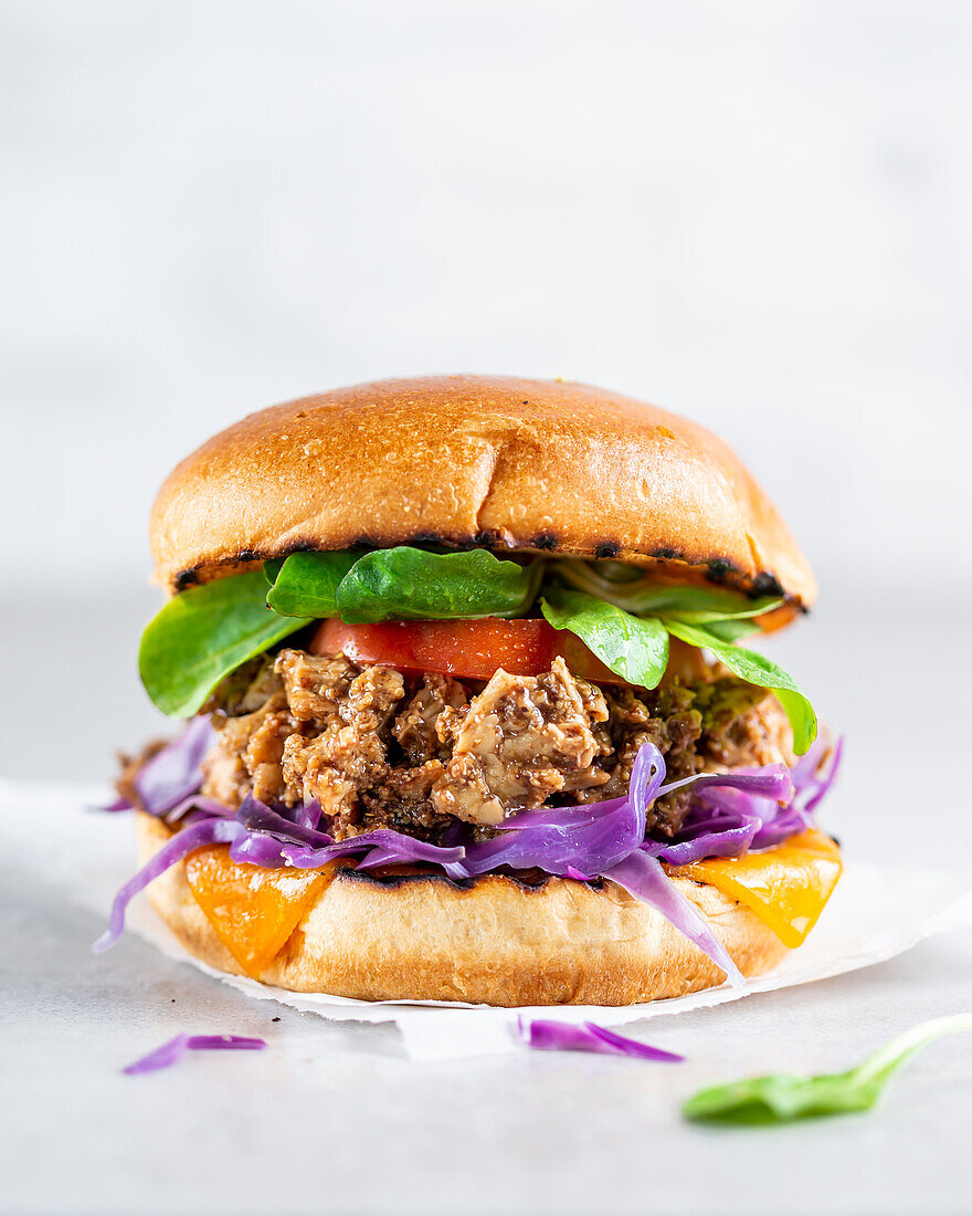 Grilled burger with pulled beef and red cabbage